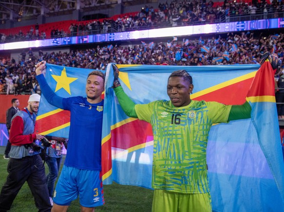 Timothy Fayulu (à droite) a été le héros de la qualification de la RD Congo pour les barrages intercontinentaux