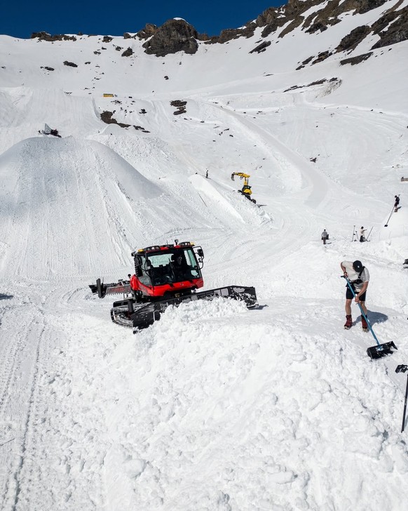 Un ratrack s'attèle à la préparation du parcours planté sur le Schiltorn, en 2025.