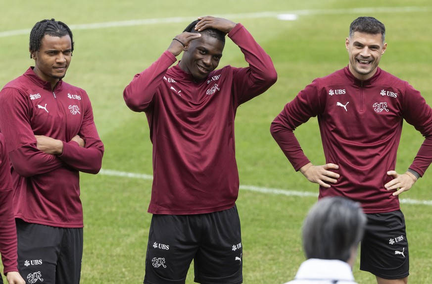 Switzerland's head coach Murat Yakin, front, talks to his players Ruben Vargas, Manuel Akanji, Breel Embolo, Granit Xhaka and Zeki Amdouni, from left, during a training session at the "Stadi ...
