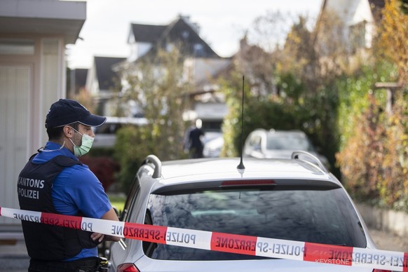 Polizisten sichern den Bereich um den Tatort am Montag, 2. November 2020 in Buchs AG. Am Veilchenweg hat die Polizei am Montagmorgen in einem Einfamilienhaus vier tote Personen aufgefunden - drei Kind ...