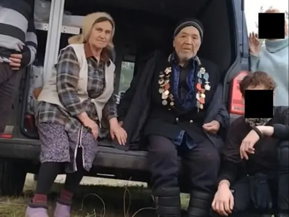 Le chef d'intervention, l'interprète et Kai Strub avec deux personnes qu'ils ont évacuées.