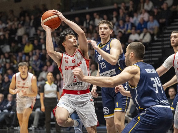 Lukas Keredzin (à gauche) a fait ses débuts avec l'équipe de Suisse.
