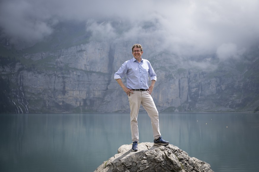 Bundesrat Albert Roesti posiert fuer die Fotografen an einem Sommergespraech in seiner Heimatregion, am Mittwoch, 10. Juli 2024, im Oeschinensee, in Kandersteg. Der Vorsteher des Departements fuer Umw ...