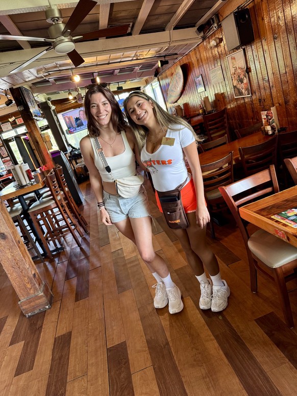 En Floride, en face du Daytona International Speedway, il y a un Hooters. Un vrai. En bois, façon saloon-diner, avec des télés sur tous les murs, des ailes de poulet tièdes, et des serveuses dans des  ...