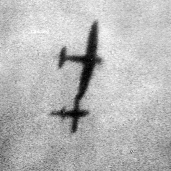 Das einzige bekannte Bild aus dem Zweiten Weltkrieg zeigt, wie eine britische Spitfire-Jagdmaschine eine V1-Rakete durch simple Flügelberührung zum Absturz bringt.