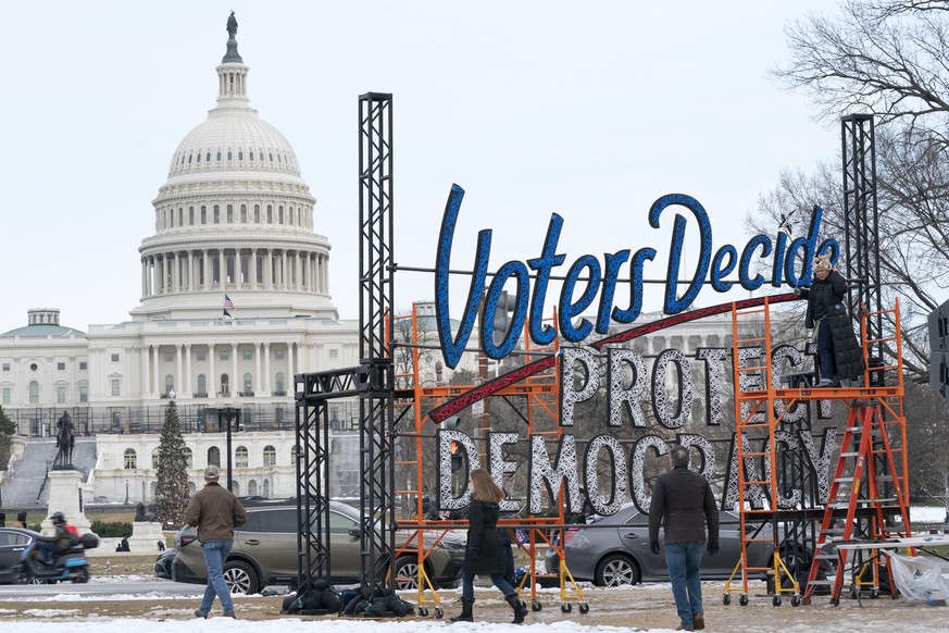 Un panneau mentionnant «les électeurs décident de protéger la démocratie», devant le Capitole des Etats-Unis.