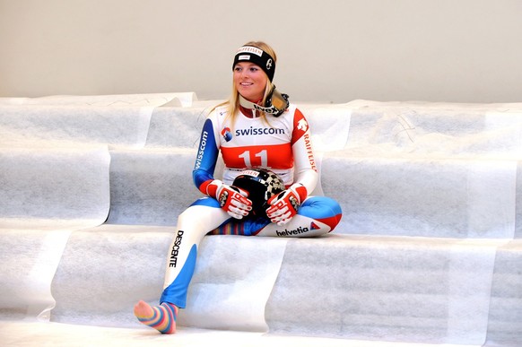 Lara Gut en attente de photos lors de la journee de la Presse organisee par Swiss-ski ce lundi 15 septembre 2008 a Saas-Fee. (KEYSTONE/Dominic Favre)