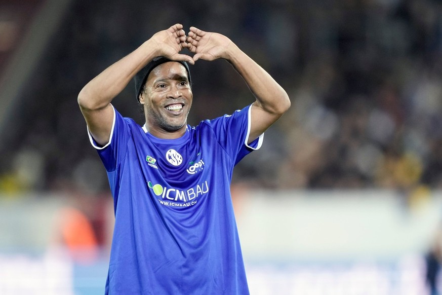 Ronaldinho remercie le public de Lucerne.