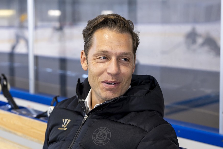 Marc Gautschi, right, Sport Director of Geneve-Servette HC, observes, during a training session prior a press conference of the presentation of the team Geneve-Servette HC before starting the new regu ...