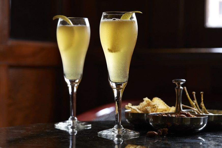 arnaud&amp;#039;s french 75 french 125 cognac champagner cocktail trinken drinks alkohol https://www.thekitchn.com/recipe-arnauds-french-75-239673