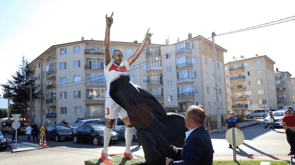 La Turquie honore Merih Demiral et son «salut du loup» controversé