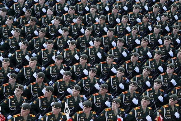 epa10616572 Russian servicemen march in downtown of Moscow, Russia, 09 May 2023, preparing for the military parade which will take place on the Red Square to commemorate the victory of the Soviet Unio ...