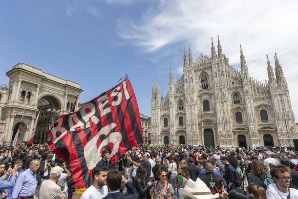 On a pu apercevoir le nom de Franco Baresi, joueur de l'AC Milan, qui a appartenu à Berlusconi.