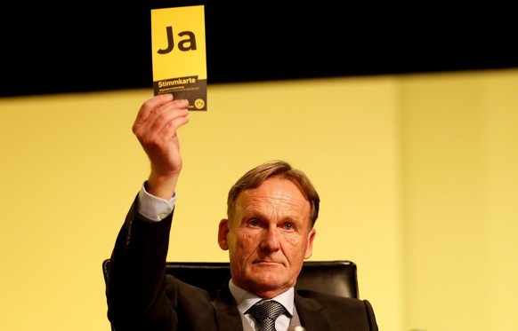 epa06352141 Hans-Joachim Watzke, CEO of Borussia Dortmund votes during the Annual General Meeting of Borussia Dortmund at the Westfalenhalle Dortmund in Dortmund, Germany, 26 November 2017. EPA/FRIEDE ...