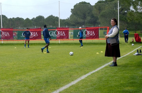 Emine Yakin beobachtet am Mittwoch, 29. Januar 2003, ihre Soehne Hakan und Murat im Training des FC Basel im tuerkischen Belek. (KEYSTONE/Markus Stuecklin)