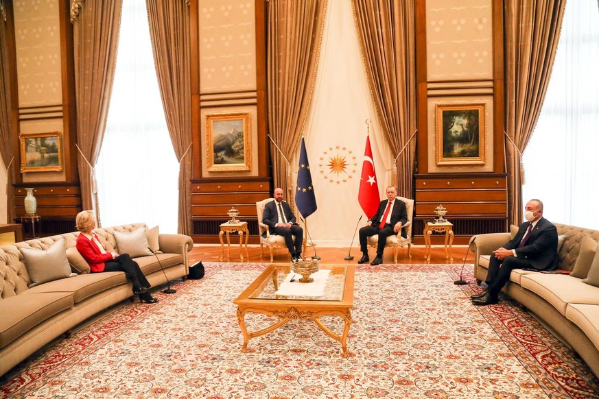 ABD0108_20210407 - ANKARA - TÜRKEI: ++ ARCHIVBILD ++ ZU APA0298 VOM 7.4.2021 - ++ HANDOUT ++ (v.l.n.r.) EU-Kommissionspräsidentin Ursula von der Leyen, EU-Ratspräsident Charles Michel, der türkische P ...