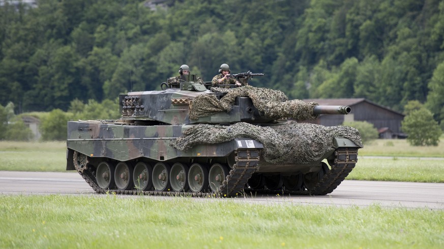 Ein Panzer der Schweizer Armee anlaesslich des ersten Tages der 75-Jahr-Feierlichkeiten des Militaerflugplatz Meiringen am Freitag, 17. Juni 2016, in Meiringen. Die Feierlichkeiten mit verschiedensten ...