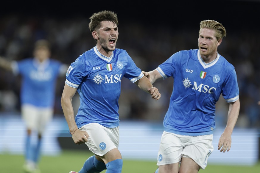 Napoli&#039;s Billy Gilmour, left, celebrates scoring their side&#039;s first goal of the game with Kevin De Bruyne during the Italian Serie A soccer match between Napoli and Pisa at the Diego Armando ...