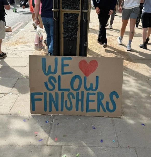 Die lustigsten Plakate am 2026 London Marathon
https://www.instagram.com/thearchbishopofbanterbury/