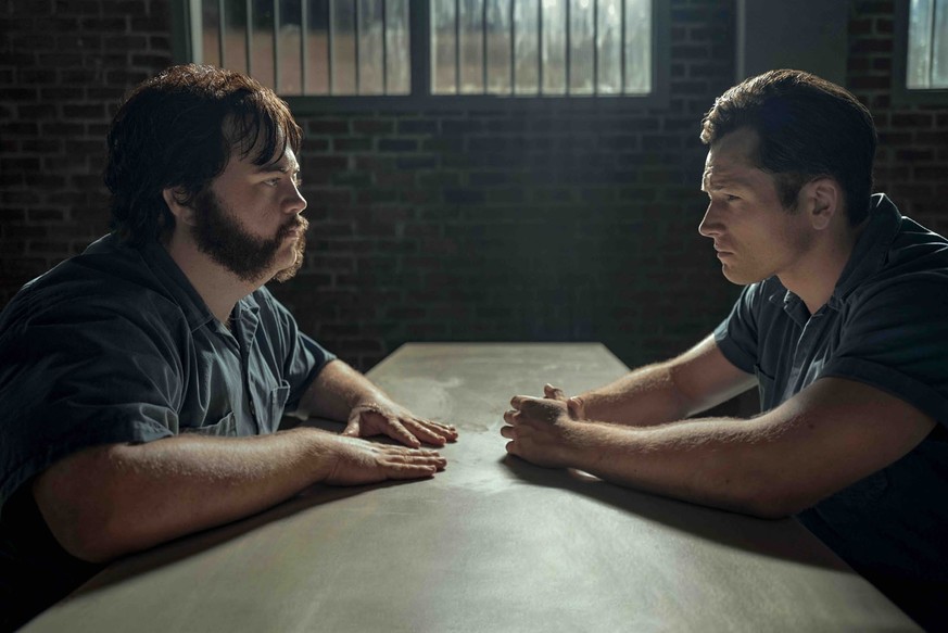 Paul Walter Hauser (à g.) et Taron Egerton (à dr.) sont fascinants dans la série Black bird.