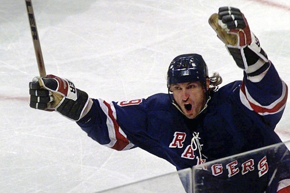 FILE - New York Rangers&#039; Wayne Gretzky (99) celebrates scoring a goal in the third period during an NHL hockey game against the Dallas Stars in Dallas, Friday, Nov. 7, 1997. (AP Photo/LM Otero, F ...