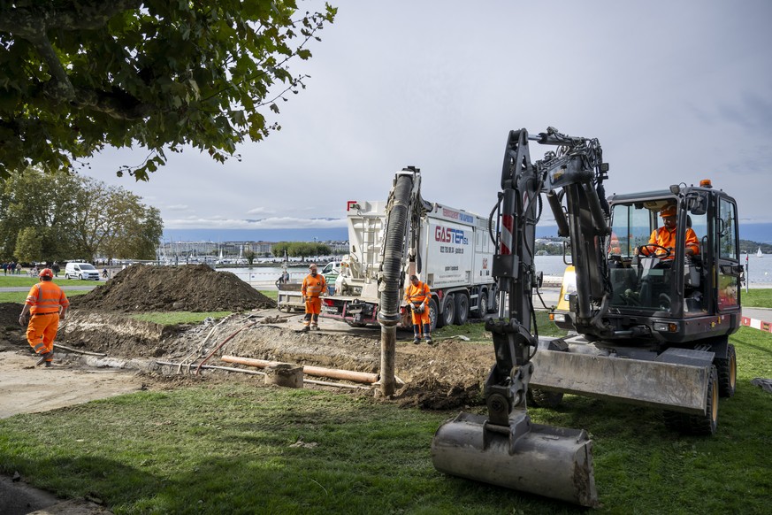 Des ouvriers s&#039;affairent a reparer la conduite d&#039;eau potable, ce dimanche 29 septembre 2024 a Geneve. L&#039;eau du robinet est impropre a la consommation pour 27.000 habitants de neuf commu ...
