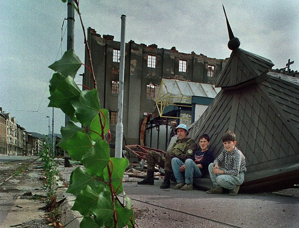 Des garçons de Sarajevo avec un officier ukrainien de l&#039;ONU au bout de la tristement célèbre « allée des snipers » à Sarajevo, en Bosnie, pendant la guerre de 1994.