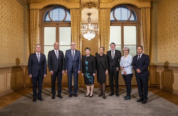 Der neuzusammengesetzte Bundesrat, von links, Bundespraesident Ignazio Cassis, Alain Berset, Guy Parmelin, Viola Amherd, Karin Keller-Sutter, die neugewaehlten Albert Roesti und Elisabeth Baume-Schnei ...