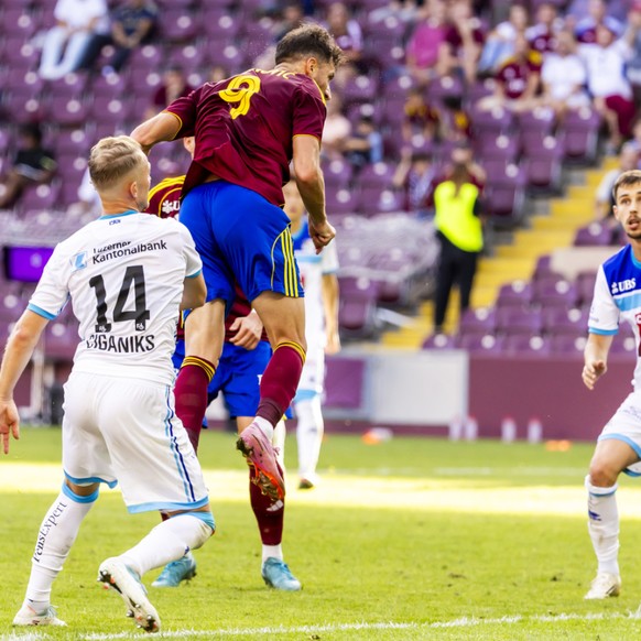 Miroslav Stevanovic (au centre) a arraché le match nul d&#039;une tête rageuse.