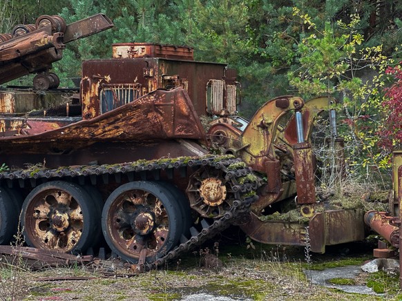Les imposantes machines ont notamment servi à creuser des tranchées pour y enterrer les terres contaminées.
