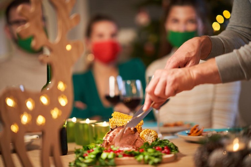 Selon un sondage, une majorité de scientifiques est prête à partager un repas de famille intergénérationnel pour les fêtes.