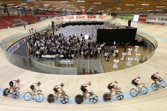 Bahnfahrer drehen ihre Runden bei der offiziellen Eroeffnung des Velodrome Suisse, am Freitag, 21. Juni 2013 in Grenchen. (KEYSTONE/Peter Klaunzer)