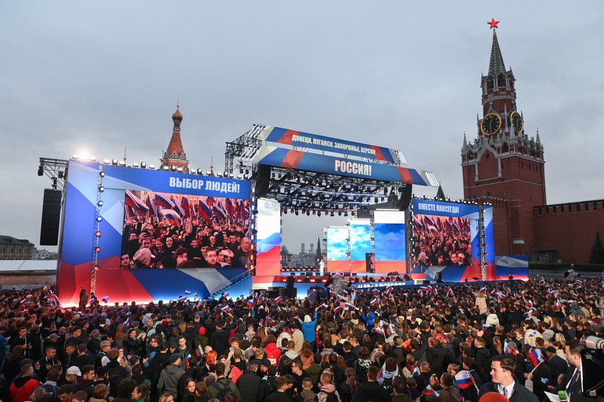 epa10216280 Russians gather to celebrate after a ceremony to sign treaties on new territories&#039; accession to Russia on the Red Square in Moscow, Russia, 30 September 2022. President Putin has decl ...