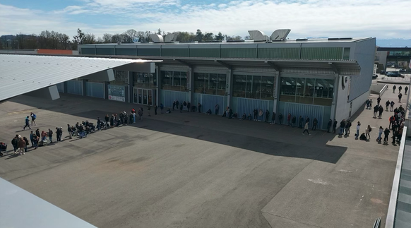 La file d'attente ce mardi après-midi à 13h00 aux caisses de la BCF Arena.