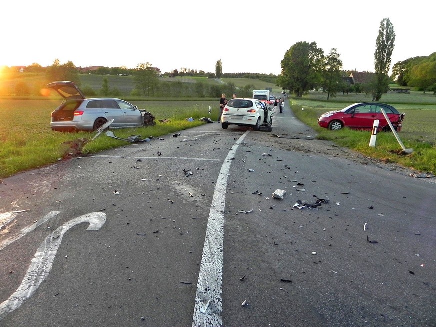 Jan Ullrich, au volant de la voiture grise (à gauche), a percuté le véhicule rouge, devant lui, quand celui-ci s'est arrêté à un stop.