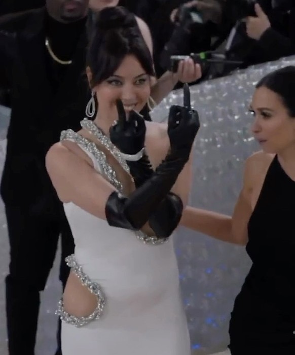Ceci est une capture d'écran d'une vidéo. On ne sait pas pourquoi l'actrice fait des doigts d'honneur, mais bizarrement, parce que c'est elle, ça passe.