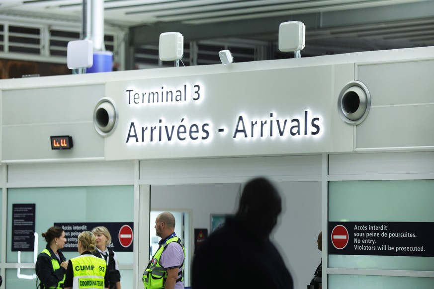 Le personnel de l'aéroport Charles de Gaulle, près de Paris, accueillent les citoyens français arrivant du Niger.