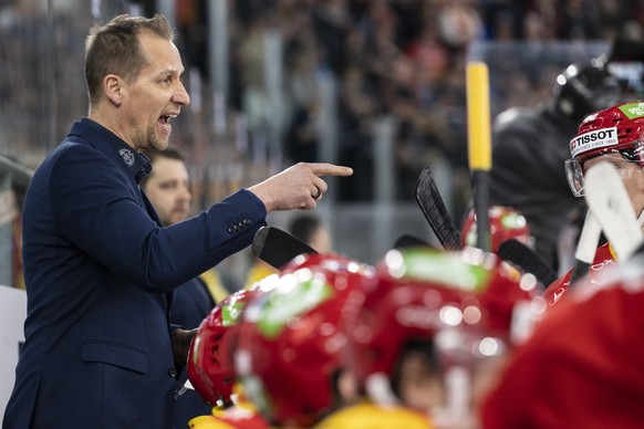 Biels Cheftrainer Antti Toaermaenen feuert seine Spieler an, im vierten Eishockey Playoff-Viertelfinalspiel der National League zwischen dem EHC Biel-Bienne und den ZSC Lions am Dienstag, 29. Maerz 20 ...