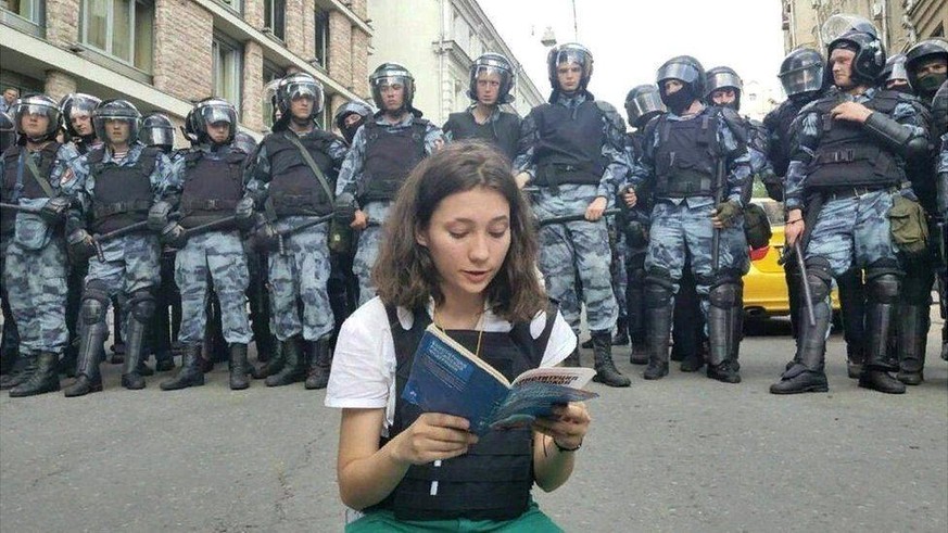 Agée alors de 17 ans, Olga Misik, assise dans une rue de Moscou, avait lu la Constitution en défiant des dizaines de policiers russes.