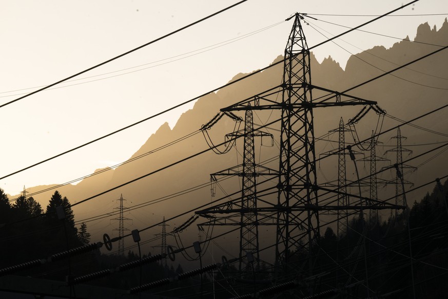 Strommasten beim Wasserkraftwerk Lucendro in Airolo auf der Kantonsgrenze von Uri und dem Tessin, am Freitag, 1. November 2024, in Airolo. Dessen Konzession laeuft per 31. Dezember 2024 ab. (KEYSTONE/ ...