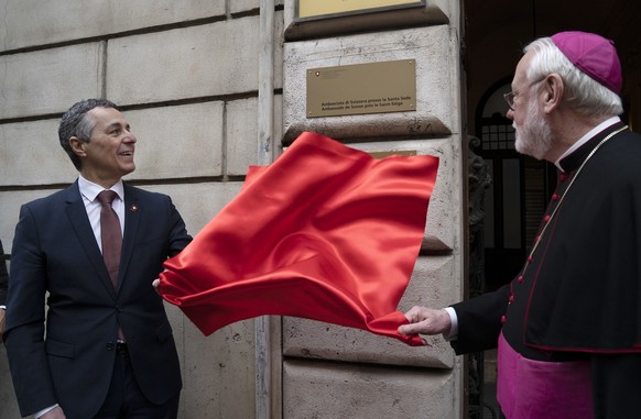 Le président de la Confédération et ministre des Affaires étrangères Ignazio Cassis, à gauche, et l&#039;archevêque Paul Richard Gallagher, secrétaire des relations avec les États pour le Saint-Siège, ...