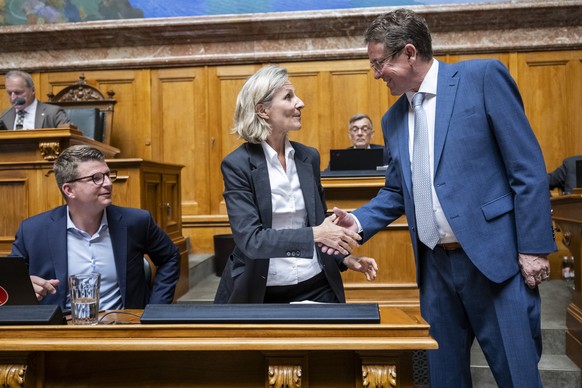 Bundesrat Albert Roesti, rechts, begruesst die Kommissionssprecher der Debatte um die Volksinitiative "Jederzeit Strom fuer alle", welche das Verbot des Baus von Kernkraftwerken aufheben wil ...