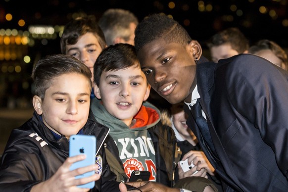 Breel Embolo vom FC Basel macht mit Fans ein Selfie anlaesslich der 3. SFL Award Night am Montag, 1. Februar 2016, im KKL in Luzern. (KEYSTONE/Alexandra Wey)