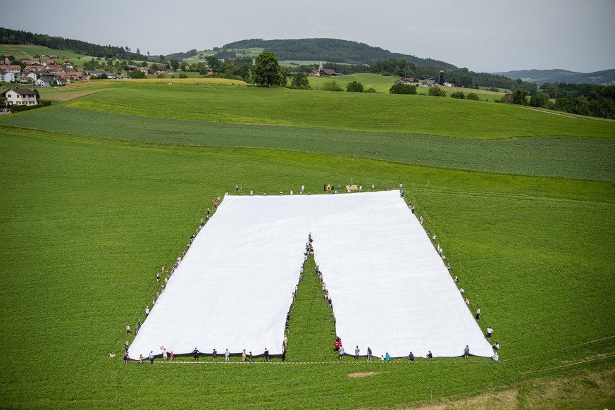 Die Hose wird auseinandergezogen anlaesslich der Praesentation der groessten Hose der Welt im Staedchen von Beromuenster im Kanton Luzern, am Sonntag, 20. Juni 2021. Die groesste Hose der Welt ist 70m ...
