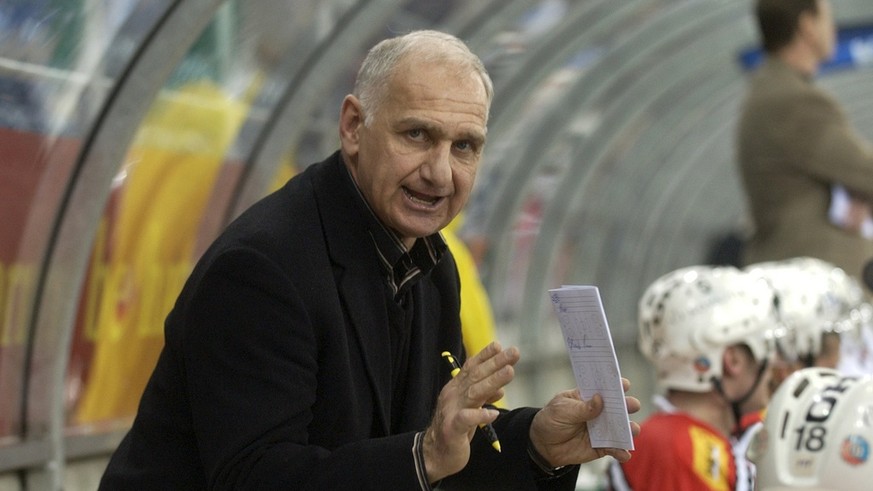 EHC Basel Trainer Paul-Andre Cadieux feuert sein Team an am Dienstag, 16. Maerz 2004, im NLA Playout Spiel zwischen dem EHC Basel und dem HC Lausanne in der St. Jakobsarena in Basel. (KEYSTONE/Markus  ...