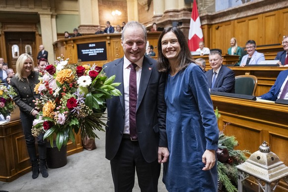 KEYPIX - Der soeben gewaehlte Nationalratspraesident Pierre-Andre Page, SVP-FR, links, posiert mit Blumen zusammen mit seiner Vorgaengerin Maja Riniker, FDP-AG, an der Wintersession der Eidgenoessisch ...