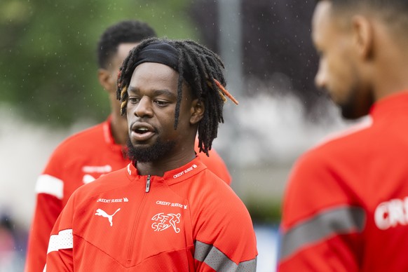 Die Schweizer Fussballnationalmannschaft mit Jordan Lotomba, links, beim Training am Dienstag, 13.. Juni 2023 in Tenero. Die Schweizer Fussballnationalmannschaft absolviert im Hinblick auf die Euro 20 ...