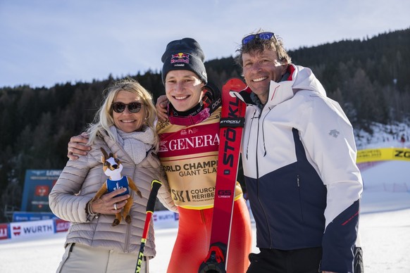 Winner Marco Odermatt of Switzerland poses with his parents Walter and Priska after the men&#039;s giant slalom race at the 2023 FIS Alpine Skiing World Championships in Courchevel/Meribel, France, Fr ...