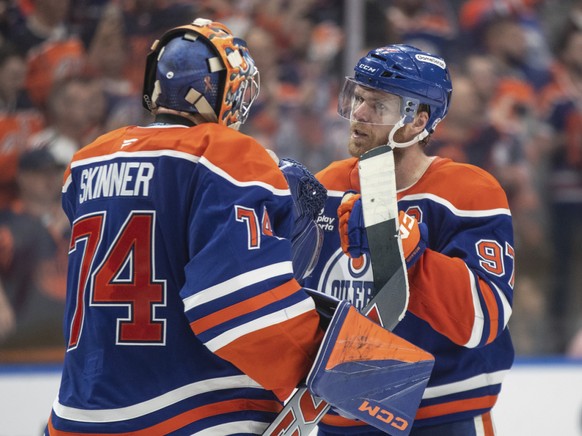 Connor McDavid (97) et les Oilers sont à un succès d&#039;une deuxième finale de Coupe Stanley consécutive