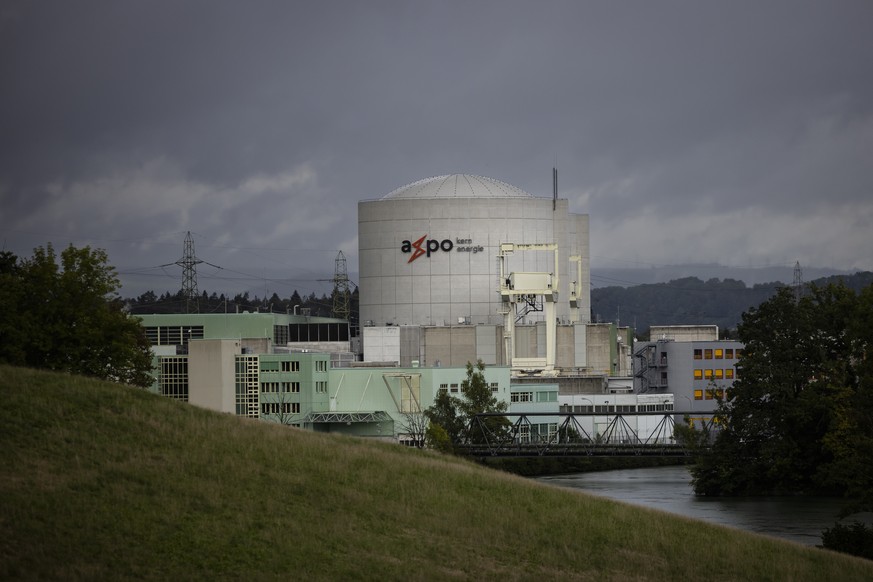 Das Kernkraftwerk Beznau mit dem Logo des Energiekonzerns Axpo, aufgenommen am Donnerstag, 15. September 2022 in Doettingen. (KEYSTONE/Michael Buholzer)